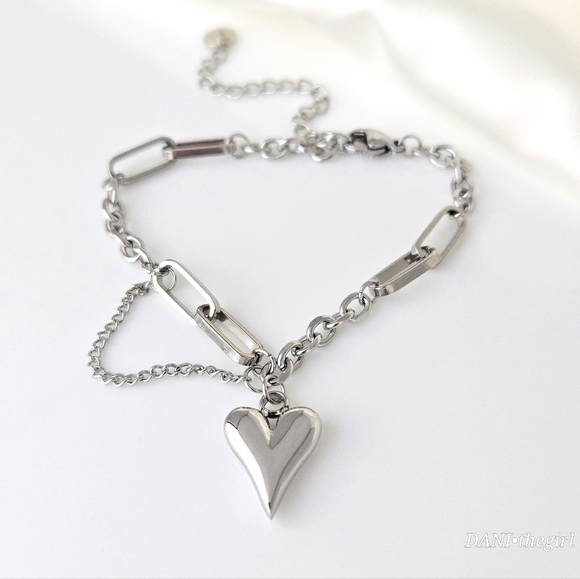 NEW 18K White Gold Silver Tone Chain Link Bracelet with Heart Charm - Picture 3 of 7